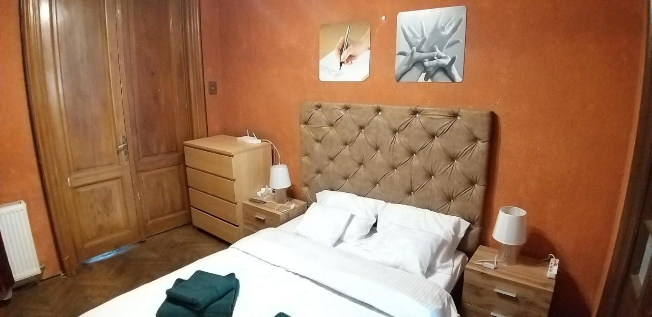 Domum Unirea, Across The Street Of Old City Center Bukarest Exterior foto